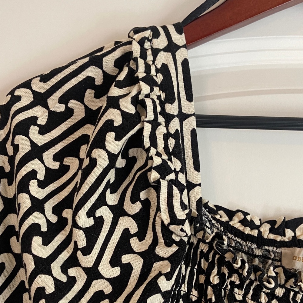 Monteau Black and White Geometric Cropped Blouse - Picture 3 of 5